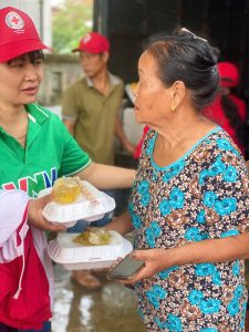 Tình nguyện viên tại VNV ân cần, trao những xuất ăn đến tay bà con đang gặp khó - Nguồn: Ảnh VNV