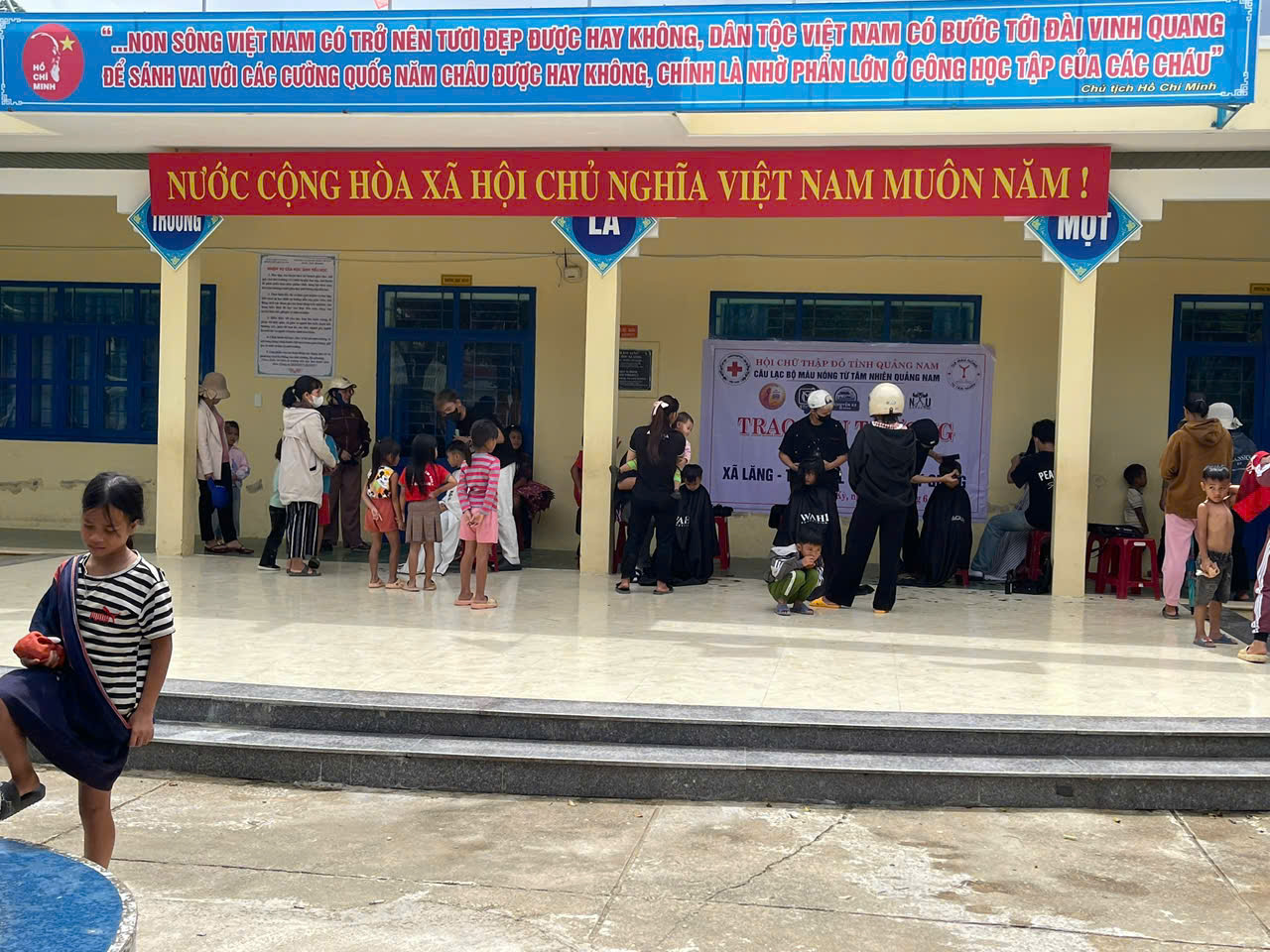 CLB Máu Nóng Từ Tâm Nhiên - Chương Trình Cắt Tóc Miễn Phí Cho Trẻ Em