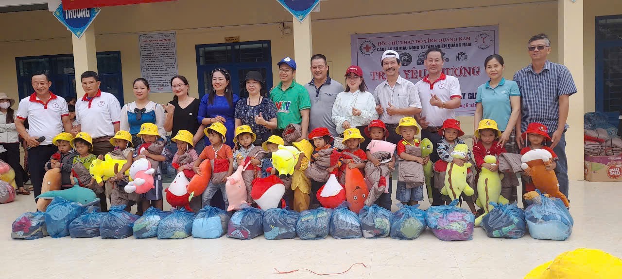 CLB Máu Nóng Từ Tâm Nhiên - Chương Trình Trao Yêu Thương
