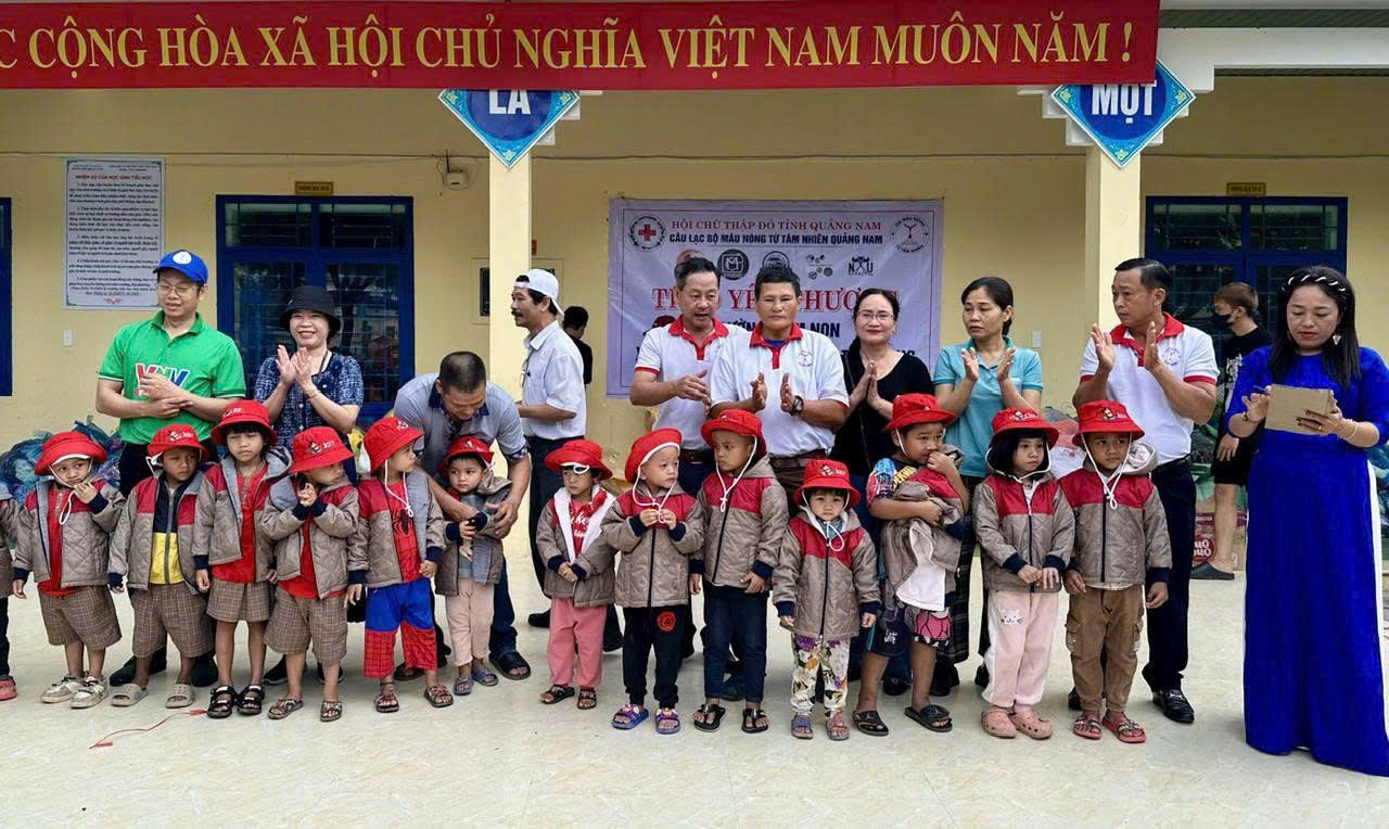 CLB Máu Nóng Từ Tâm Nhiên - Chương Trình Trao Yêu Thương