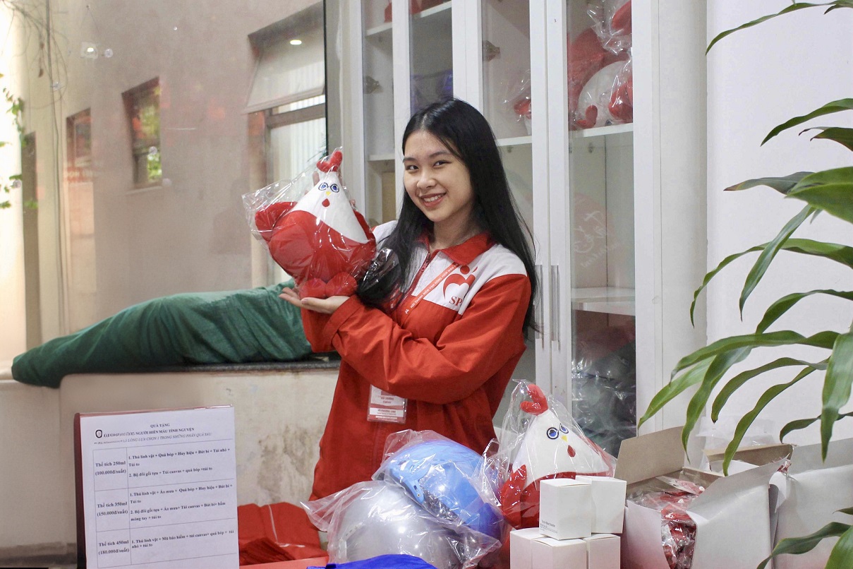 Lần đầu tiên Phương Linh mặc chiếc áo “truyền đời” của Đội trưởng để trực viện tại Viện Huyết học và Truyền máu Trung ương (Ảnh: NVCC)