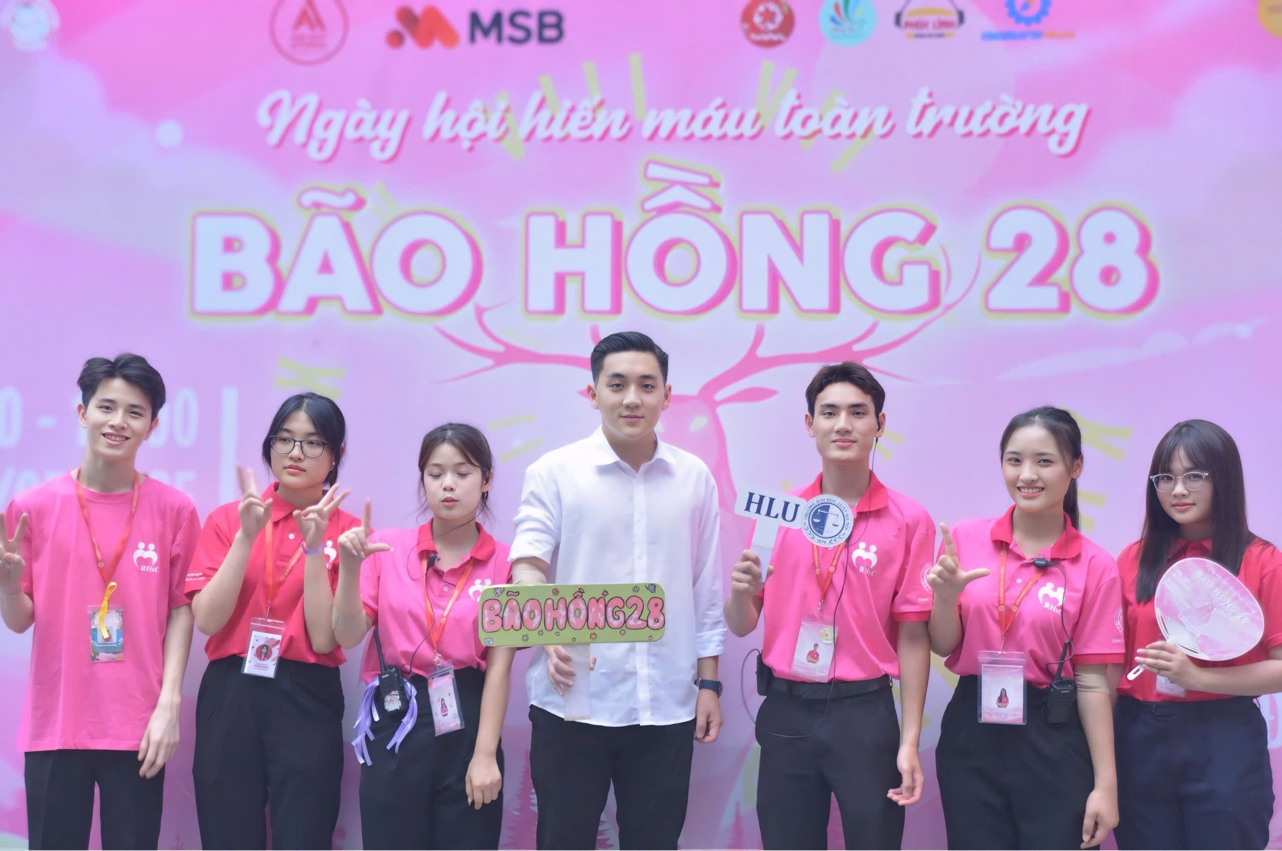 Ảnh 2. Hải Nam (thứ ba từ phải sang) cùng các thành viên CLB Những trái tim hồng tham gia Ngày hội hiến máu toàn trường “Bão Hồng 28” tại Trường Đại học Luật Hà Nội vào tháng 4 vừa qua (Ảnh: NVCC)