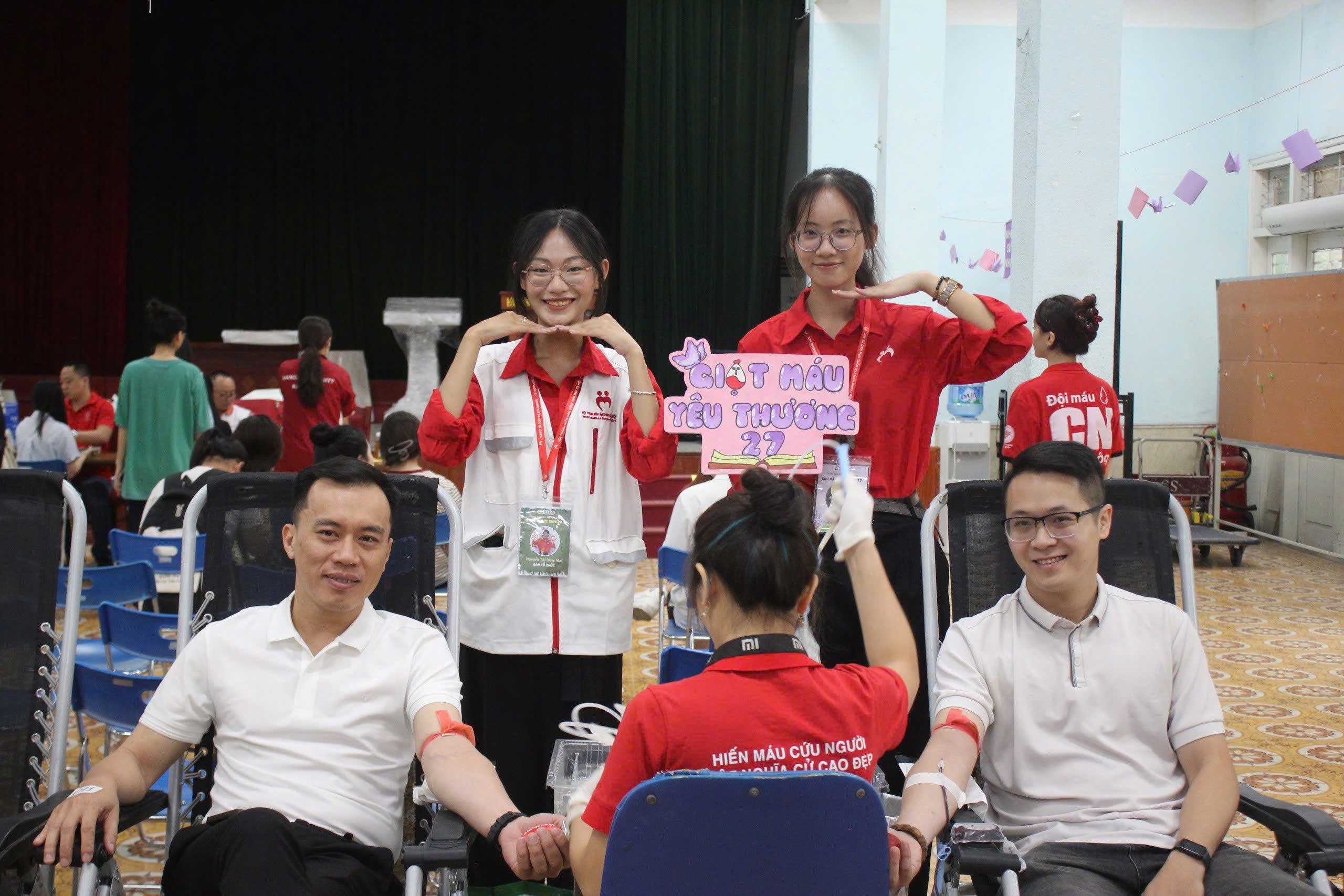 Ảnh 2. Ngọc Mai (áo trắng viền đỏ) cùng Phó Chủ nhiệm Đội Máu HANU và giảng viên của trường tham gia chương trình “Giọt Máu Yêu Thương mùa 27” (Ảnh: NVCC)