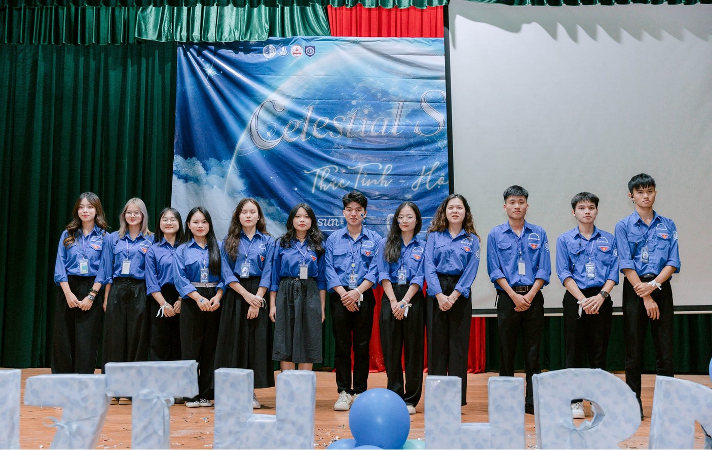 Ảnh 2. Lê Đình Đạt (thứ ba từ phải sang) cùng các thành viên tại chương trình kỷ niệm 17 năm thành lập Ban Liên lạc Sinh viên Thanh Hóa - Trường Đại học Luật Hà Nội (Ảnh: NVCC)