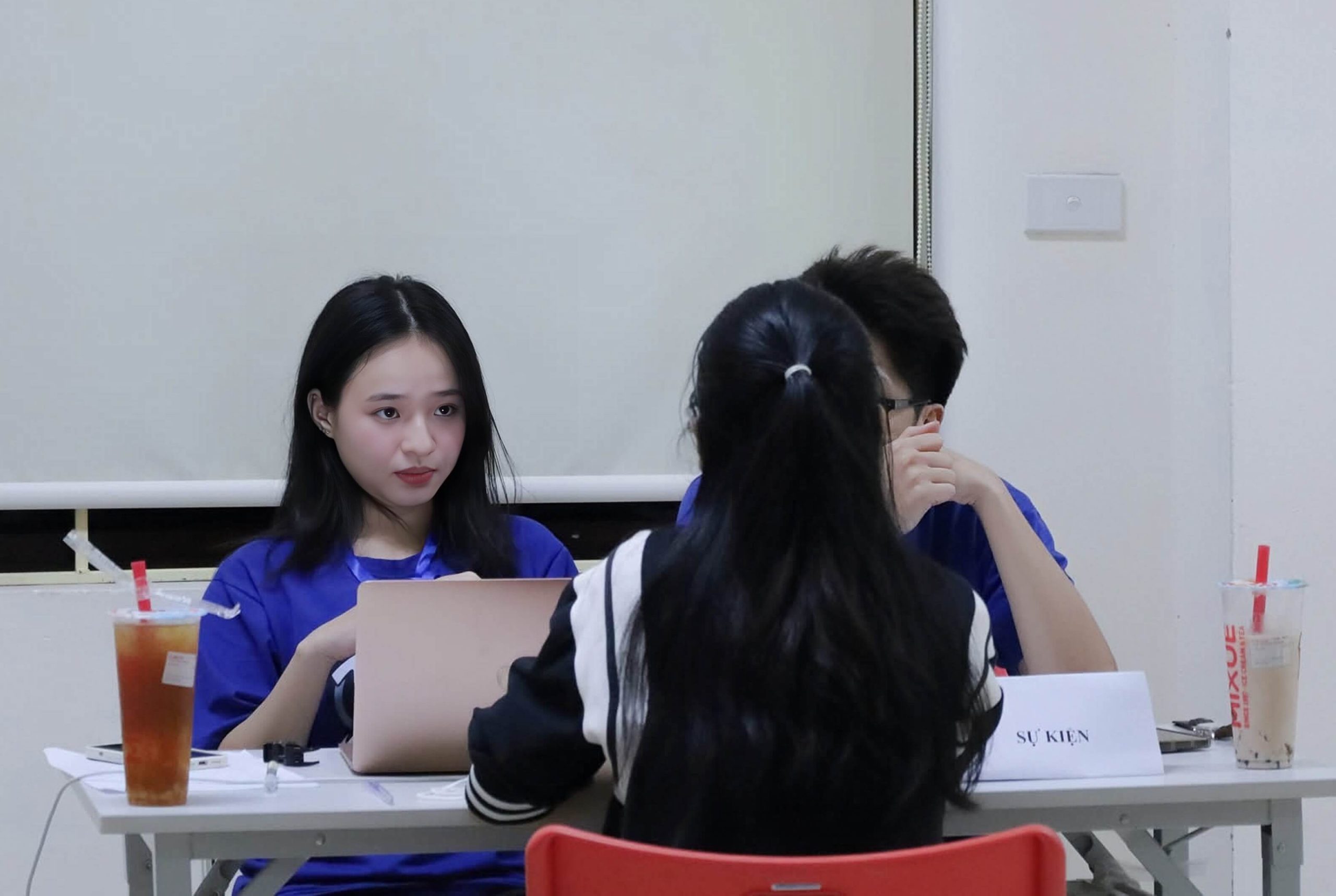 Ảnh 2. Thảo Phương trực tiếp tuyển chọn thành viên cho Đội Tình nguyện Xung kích vào tháng 10/2024 (Ảnh: NVCC)