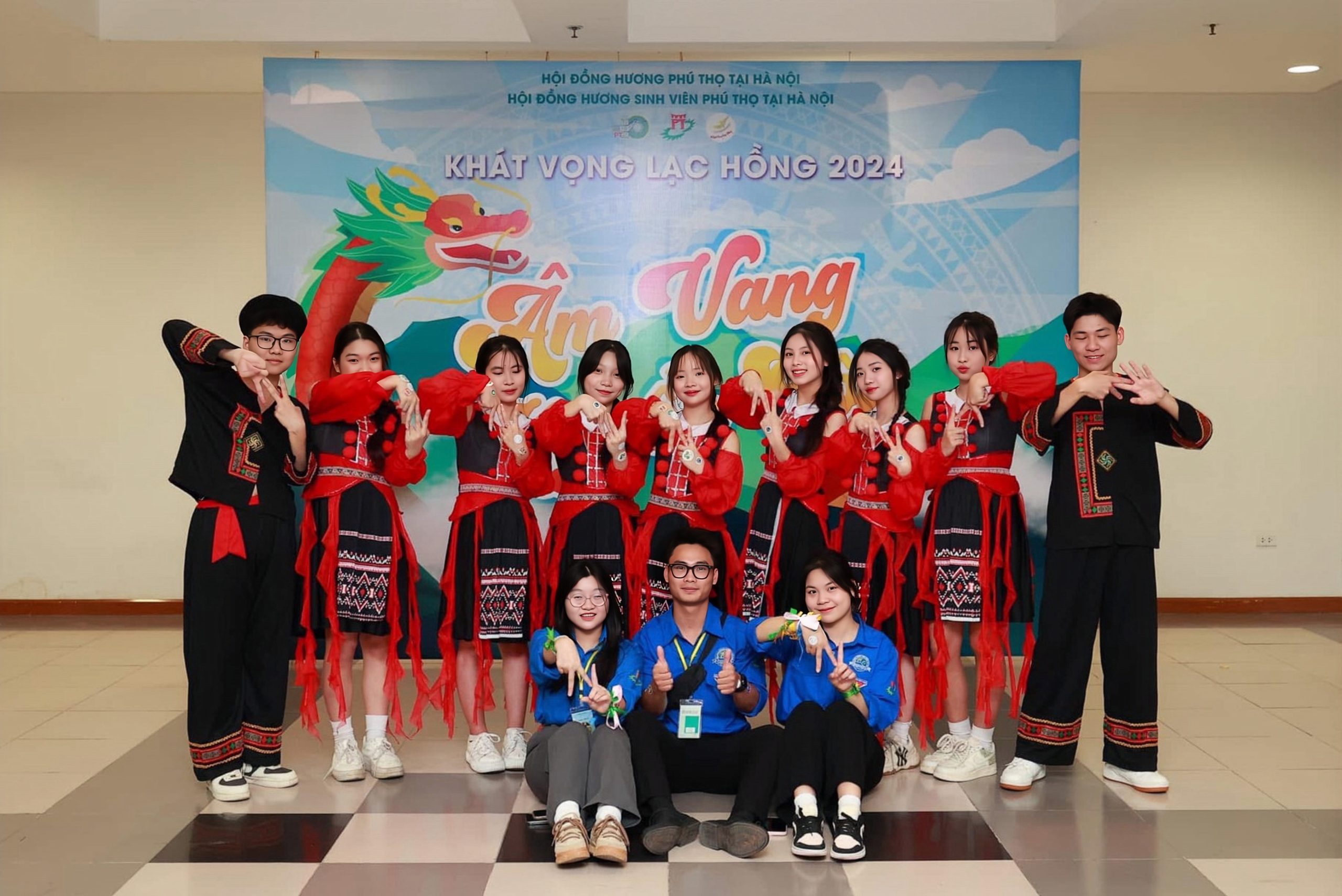 Ảnh 2. Quỳnh Hoa (đứng chính giữa) tham gia biểu diễn tiết mục “Đi giữa trời rực rỡ” tại chương trình “Khát vọng Lạc Hồng - Chào tân sinh viên Phú Thọ 2024” (Ảnh: NVCC)
