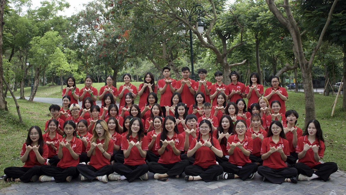 Phương Linh (hàng đầu, thứ 5 từ trái sang) cùng các thành viên chụp ảnh nhân dịp kỷ niệm 28 năm thành lập CLB Thanh niên vận động hiến máu Trường Đại học Sư Phạm Hà Nội vào ngày 31/05/2025 (Ảnh: NVCC)