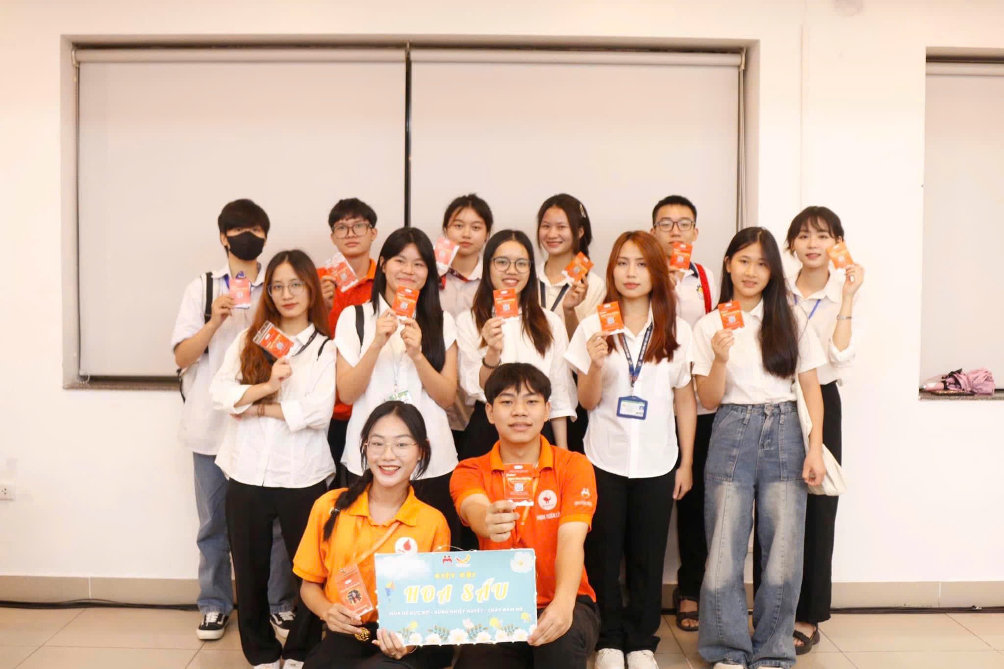 Ảnh 3. Ngọc Mai (ngồi hàng đầu, bên trái) tham gia buổi gặp mặt tình nguyện viên của chương trình “Festival Nghĩa Tình Mùa Thu 2024” (Ảnh: NVCC)