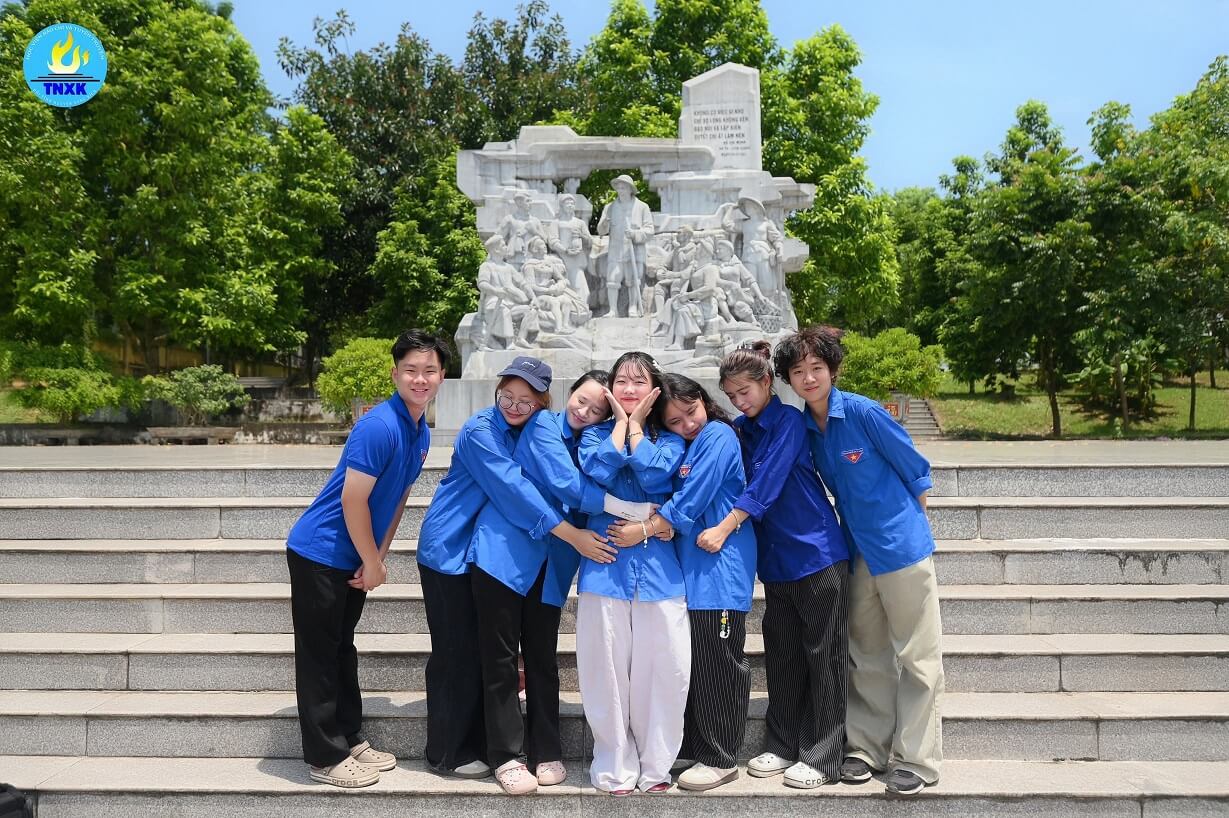 Ảnh 3. Thảo Phương (thứ ba từ trái sang) cùng các thành viên Ban Chủ nhiệm Đội Tình nguyện Xung kích đến thăm Khu Di tích lịch sử Nà Tu trong Chiến dịch Mùa hè xanh 2025 (Ảnh: Đội Tình nguyện Xung kích Học viện Báo chí và Tuyên truyền)