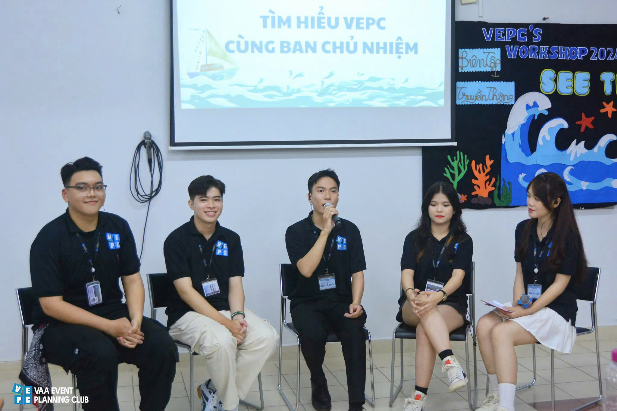 Ảnh 3. Minh Anh (ngồi giữa) cùng các thành viên khác trong Ban Chủ nhiệm tại VEPC’s Workshop 2024: See the Sea (Ảnh: CLB Tổ chức Sự kiện Học viện Hàng không Việt Nam – VEPC)