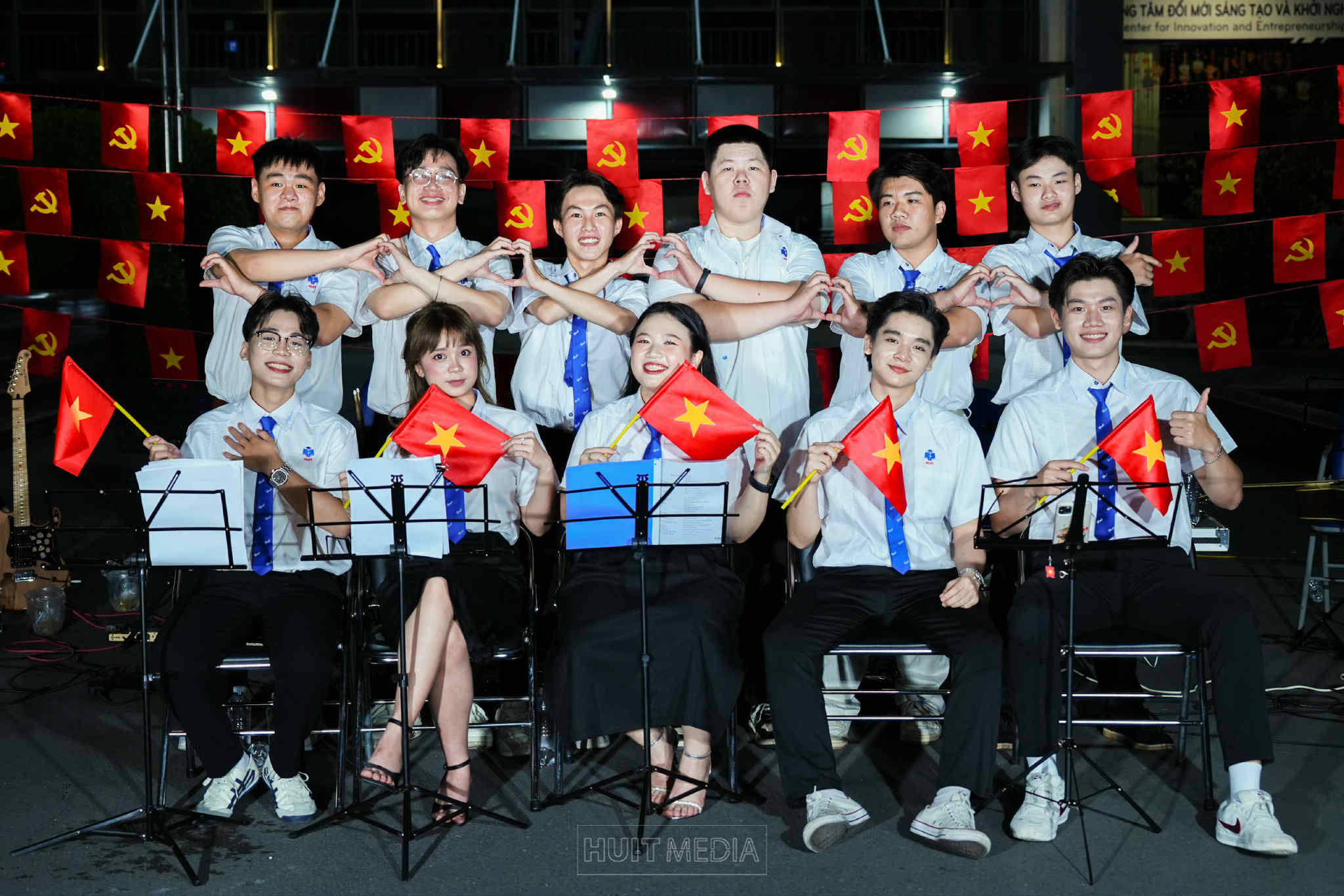Ảnh 3. Trong không khí đầy tự hào của tháng 4 lịch sử, Thảo Ngọc (ngồi chính giữa hàng một) tham gia biểu diễn Postcard “Hát giữa sân trường” với chủ đề “Hòa bình đẹp đến nhường nào” nhân kỷ niệm 50 năm Ngày Giải phóng miền Nam, thống nhất đất nước (Ảnh: HUIT MEDIA)