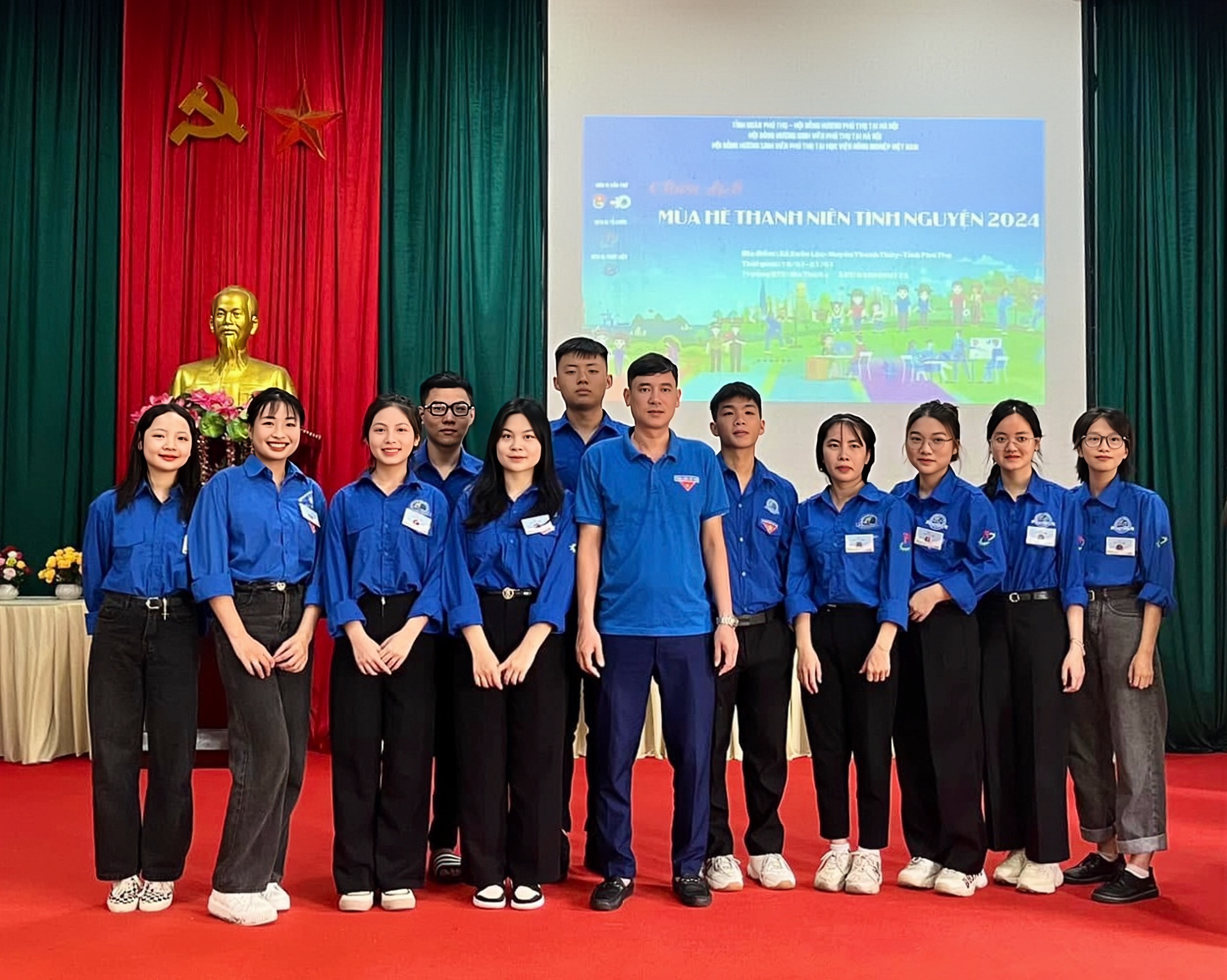 Ảnh 3. Quỳnh Hoa (ngoài cùng bên trái) và các thành viên trong Ban Liên lạc Hội Đồng hương Sinh viên Phú Thọ Học viện Nông Nghiệp Việt Nam tại Lễ ra quân chương trình “Mùa hè Thanh niên tình nguyện 2024” (Ảnh: NVCC)