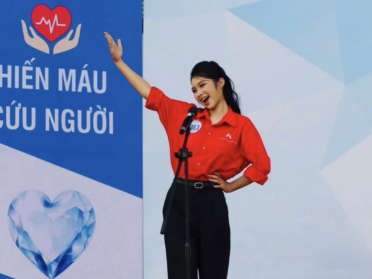Ảnh 4. Phương Linh tự hào hô vang tên mình tại cuộc thi “MISS VOLUNTEER” khi tham gia chương trình “Trái tim tình nguyện 2024” (Ảnh: NVCC)