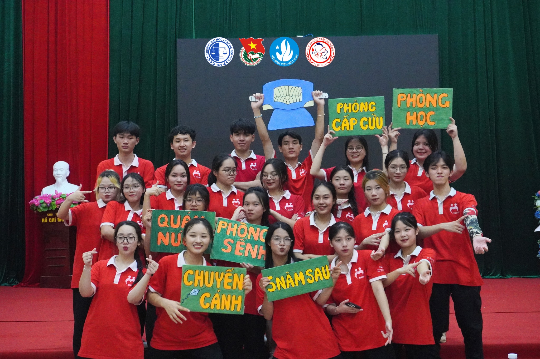 Ảnh 4. Hải Nam (hàng trên cùng, thứ ba từ phải sang) cùng CLB Những trái tim hồng tổ chức hoạt động tuyên truyền pháp luật cho người dân tại xã Nhân Lý, tỉnh Lạng Sơn (Ảnh: CLB Những trái tim hồng - Đội Thanh niên vận động hiến máu Trường Đại học Luật Hà Nội)