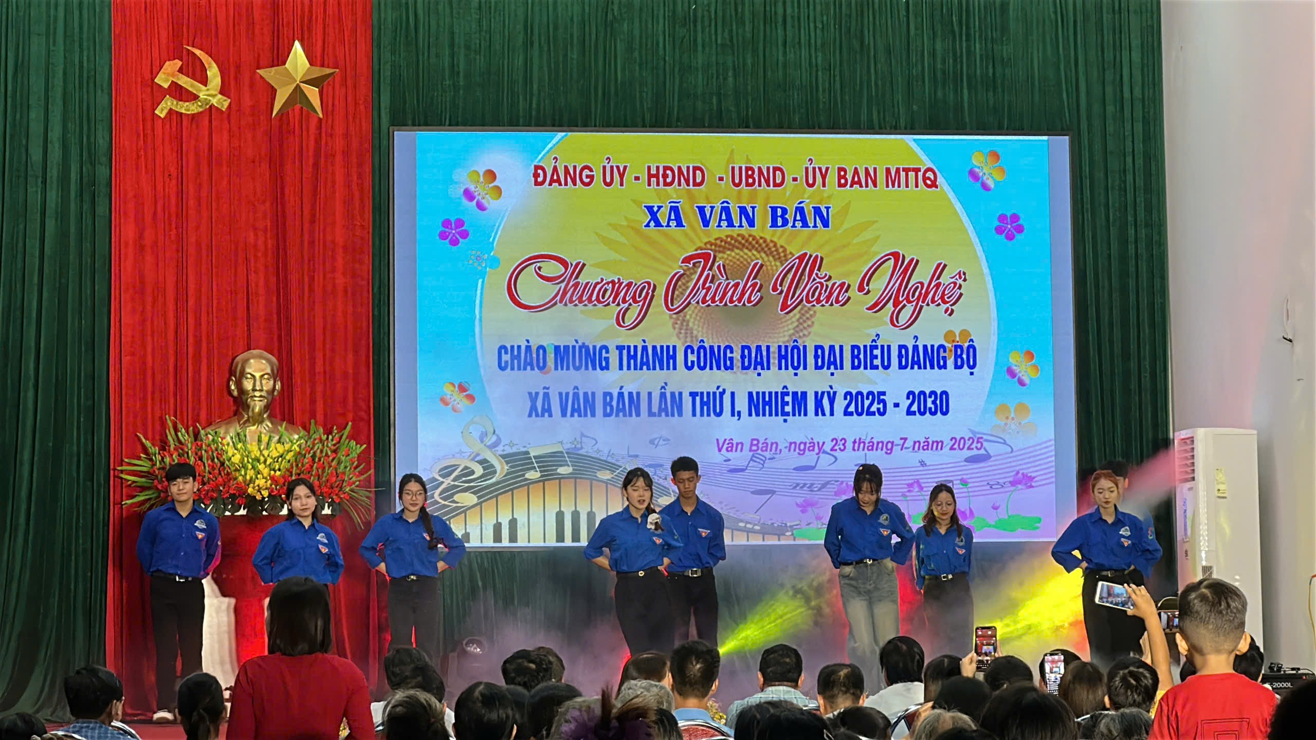Ảnh 4. Trong Chiến dịch Mùa hè xanh 2025, các thành viên và cộng tác viên Ban Liên lạc Hội Đồng hương Sinh viên Phú Thọ Học viện Nông Nghiệp Việt Nam giao lưu văn nghệ tại xã Vân Bán, tỉnh Phú Thọ (Ảnh: NVCC)