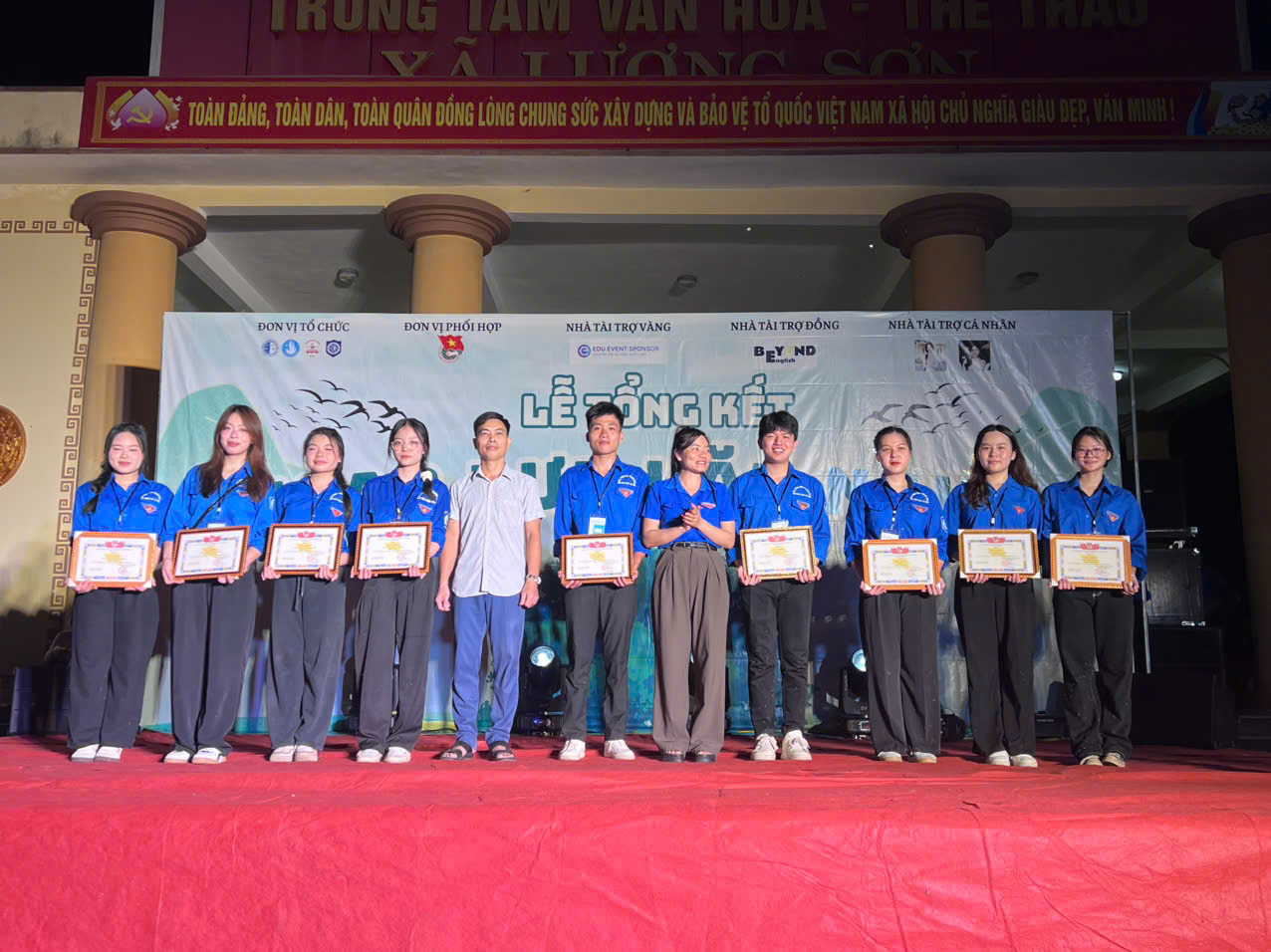 Ảnh 5. Lê Đình Đạt (đứng giữa) vinh dự được trao tặng danh hiệu “Cá nhân có thành tích xuất sắc trong chiến dịch Mùa hè xanh năm 2025” (Ảnh: NVCC)