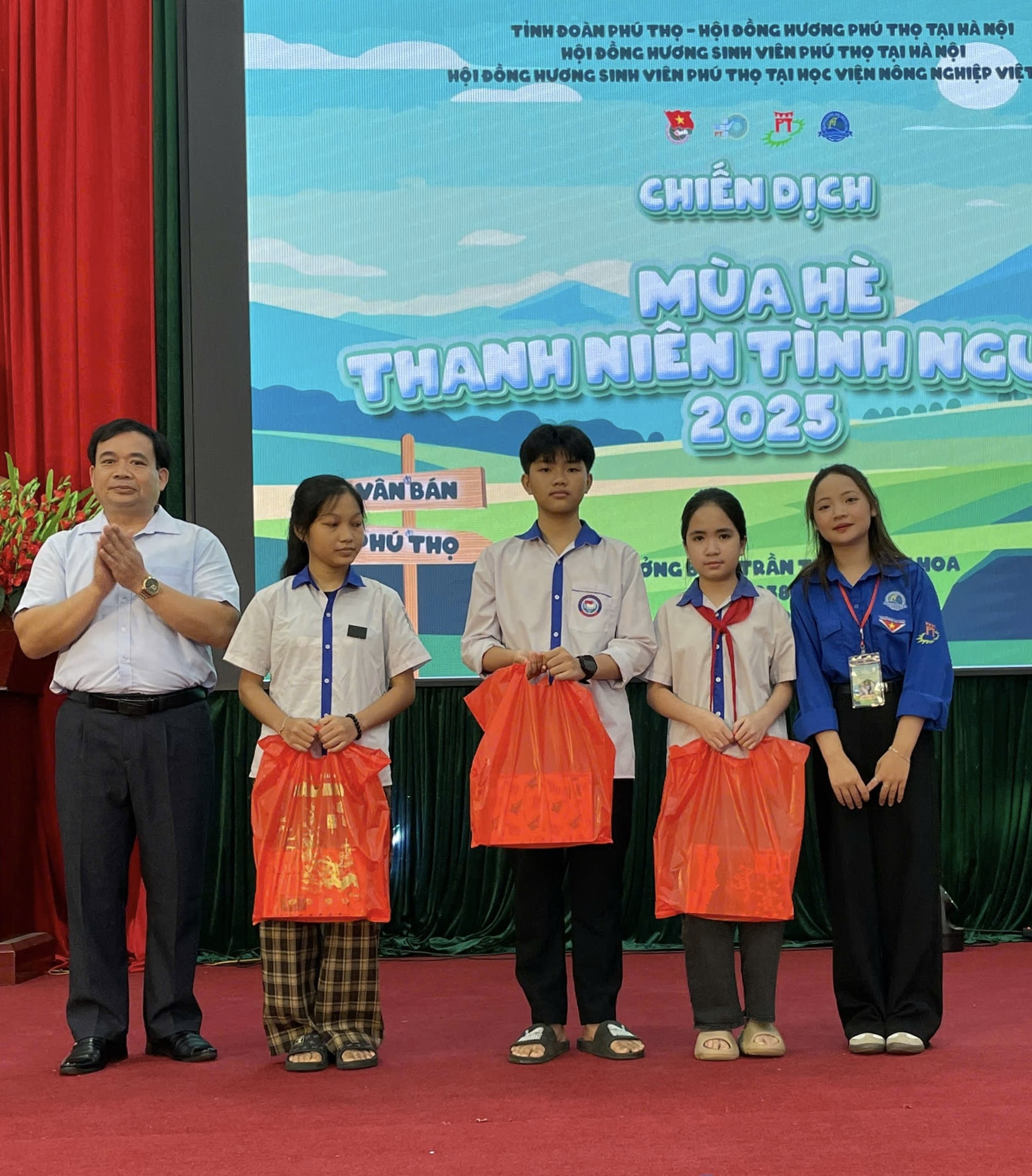 Ảnh 5. Đại diện tập thể Hội, Quỳnh Hoa đã trao quà cho các em học sinh có hoàn cảnh khó khăn tại UBND xã Vân Bán, tỉnh Phú Thọ (Ảnh: NVCC)
