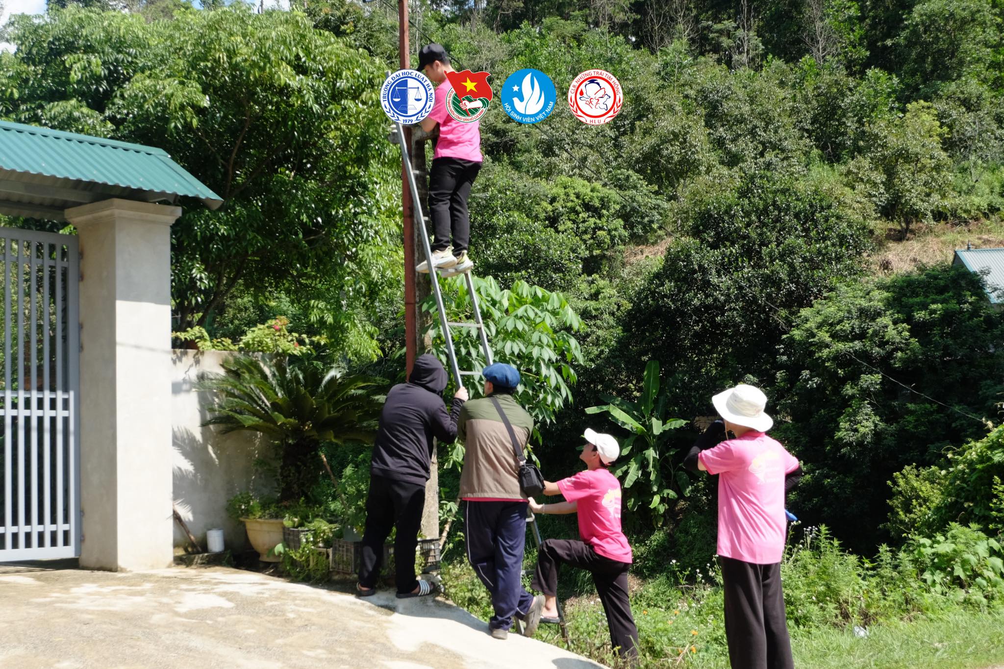 Ảnh 5. CLB Những trái tim hồng thực hiện công tác vệ sinh đường phố xanh - sạch - đẹp tại xã Nhân Lý, tỉnh Lạng Sơn (Ảnh: CLB Những trái tim hồng - Đội Thanh niên vận động hiến máu Trường Đại học Luật Hà Nội)