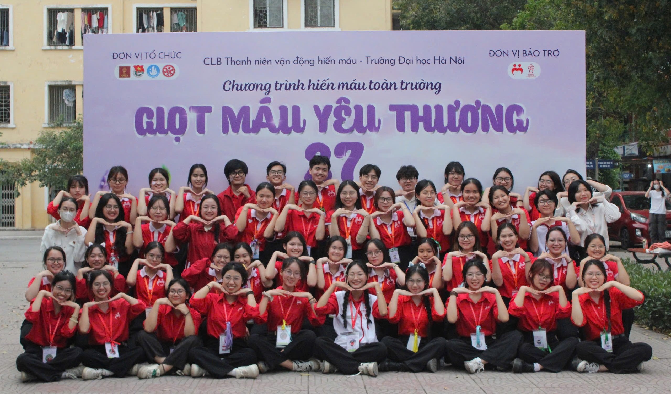 Ảnh 5. Ngọc Mai (ngồi hàng đầu, áo trắng viền đỏ) cùng Ban Tổ chức chương trình hiến máu toàn trường “Giọt Máu Yêu Thương mùa 27” (Ảnh: NVCC)