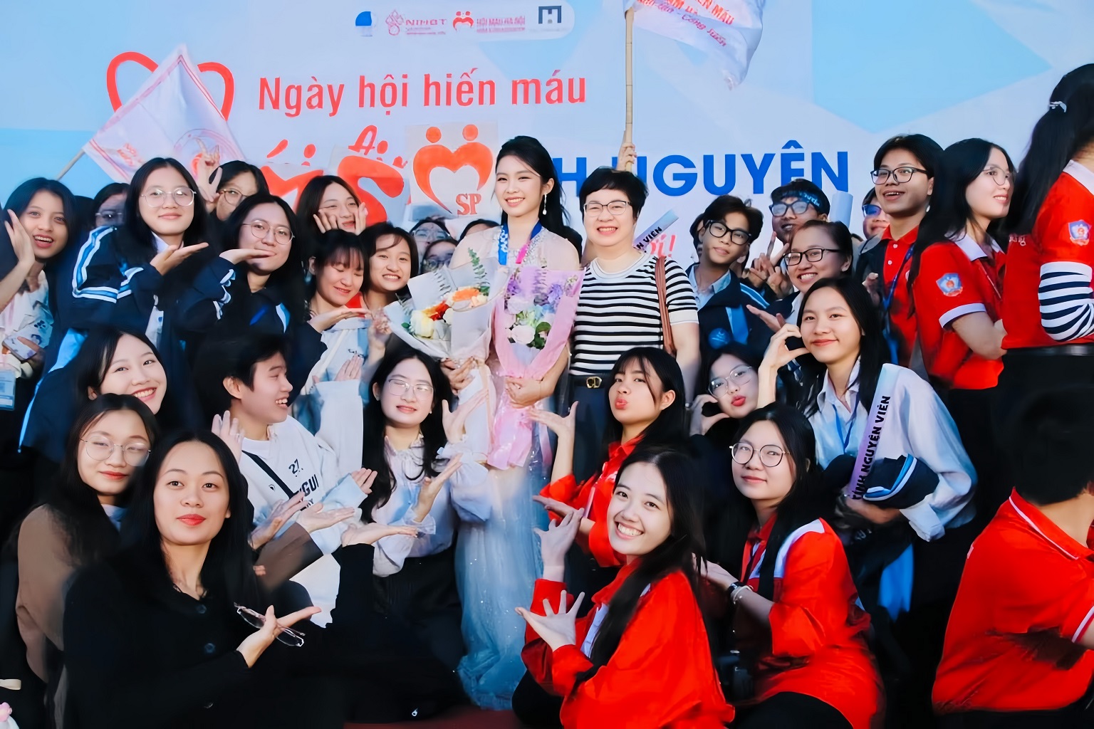 Với sự tin tưởng và yêu mến của mọi người, Phương Linh đã nhận được giải thưởng “Thí sinh được yêu thích nhất” của cuộc thi “MISS VOLUNTEER” năm 2024 (Ảnh: NVCC)