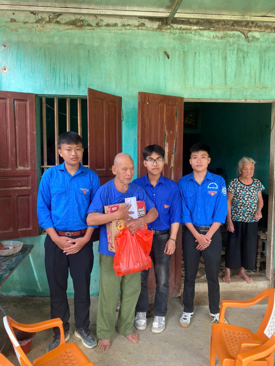Ảnh 4. Lê Đình Đạt (ngoài cùng bên phải) tặng quà cho gia đình có hoàn cảnh khó khăn tại xã Lương Sơn, tỉnh Thanh Hóa (Ảnh: NVCC)