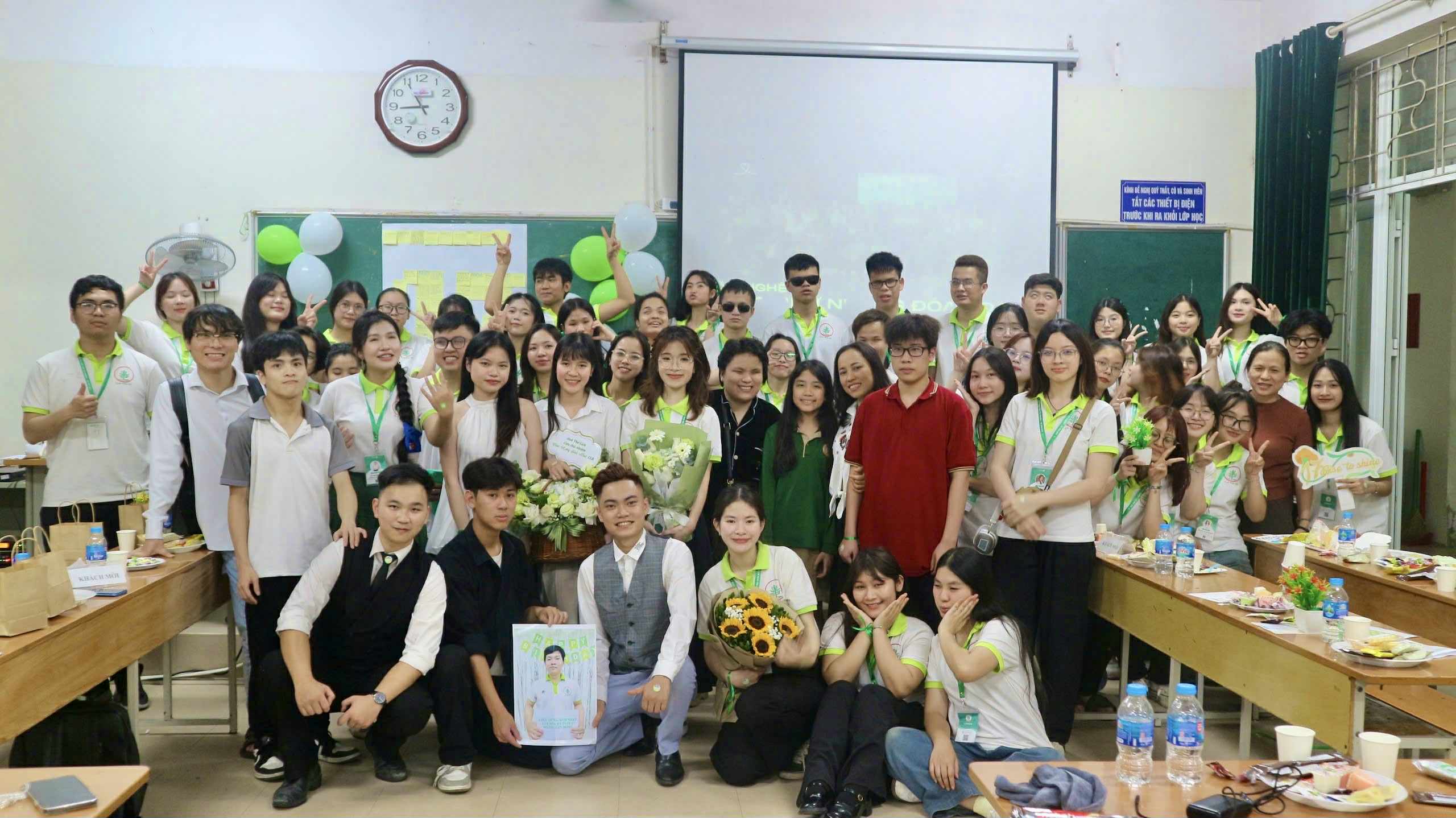 Ảnh 2. Các thành viên trong CLB Hoa Đá Nhân Văn tổ chức chương trình kỷ niệm 17 năm thành lập CLB (Ảnh: CLB Hoa Đá Nhân Văn)