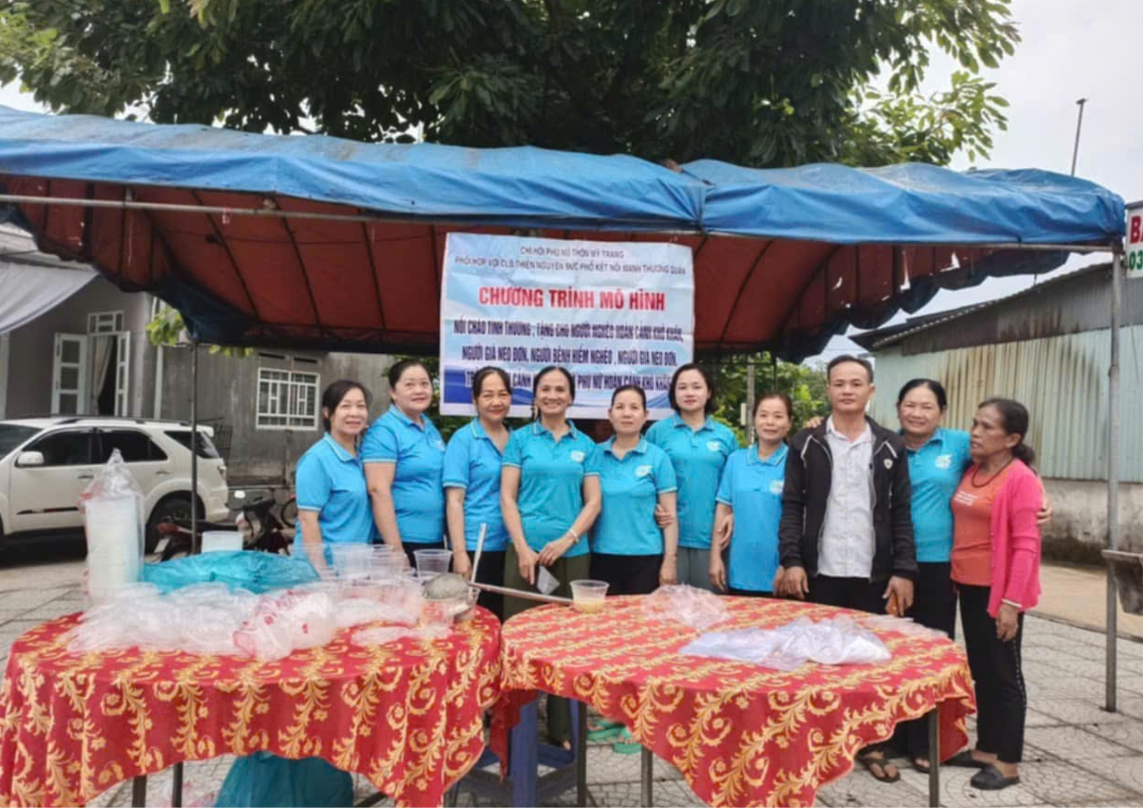 Ảnh 2. Anh Lâm phối hợp với Hội phụ nữ thực hiện chương trình Nồi cháo tình thương