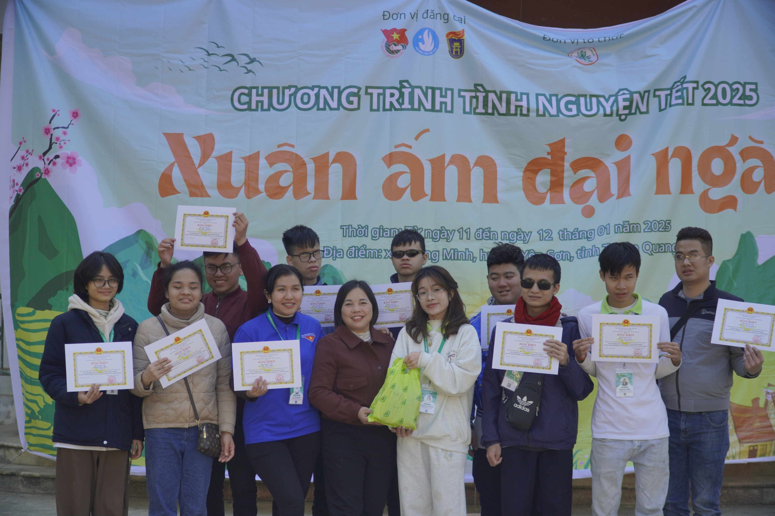 Ảnh 3. Đại diện CLB Hoa Đá Nhân Văn, Đinh Mai (thứ tư từ phải sang) gửi tặng phần quà thân mật đến đồng chí Lý Thị Thu Hằng - Chủ tịch UBND xã Trung Minh nhân dịp Tết Nguyên Đán 2025 (Ảnh: CLB Hoa Đá Nhân Văn)
