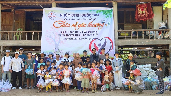Ảnh 3. Hình ảnh chuyến đi tình nguyện tỉnh Quảng Trị của nhóm CTXH Đuốc Tâm (Ảnh: NVCC)