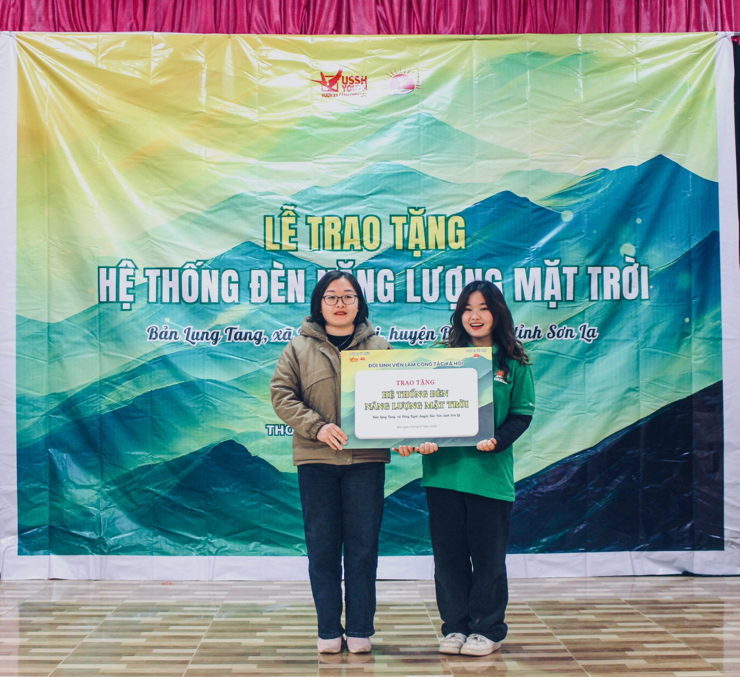 Ảnh 4. Thu Ngân (đứng bên phải) trao tặng hệ thống đèn năng lượng mặt trời cho đồng chí Giàng Thị Mào - Phó Chủ tịch UBND xã Hồng Ngài, huyện Bắc Yên, tỉnh Sơn La (Ảnh: Đội sinh viên làm Công tác xã hội)
