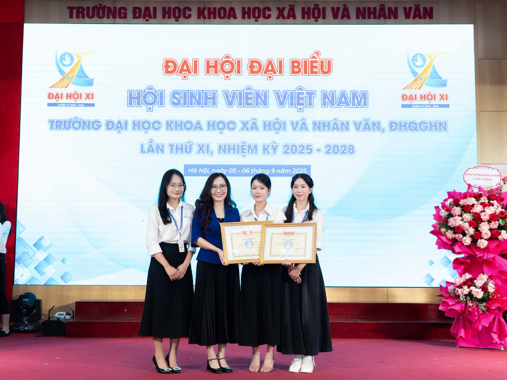 Ảnh 4. Đinh Mai (thứ hai từ phải sang) vinh dự nhận Bằng khen của Hội Sinh viên Đại học Quốc gia Hà Nội vì đã có thành tích xuất sắc trong công tác Hội và phong trào sinh viên cho cá nhân Mai và tập thể CLB Hoa Đá Nhân Văn (Ảnh: CLB Hoa Đá Nhân Văn)