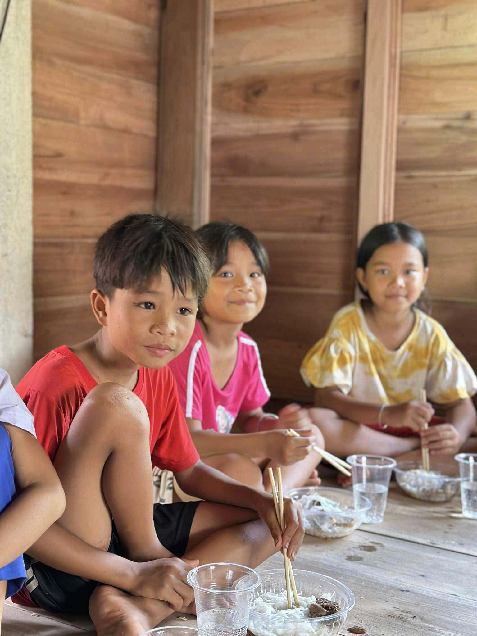 Ảnh 4. Hình ảnh các em nhỏ trong chuyến tình nguyện của nhóm CTXH Đuốc Tâm(Ảnh: NVCC)