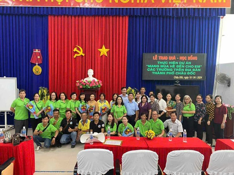 Ảnh 1. Cô Lài trao tặng thẻ BHYT đến những em học sinh có hoàn cảnh khó khăn (Nguồn: NVCC)