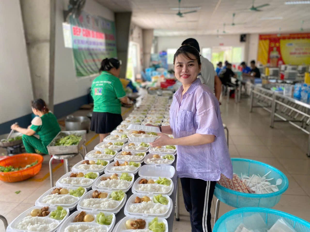 Ảnh 1. Chị Thư trong chương trình "Bếp cơm 0 đồng" hàng tuần cùng CLB (Ảnh: NVCC)