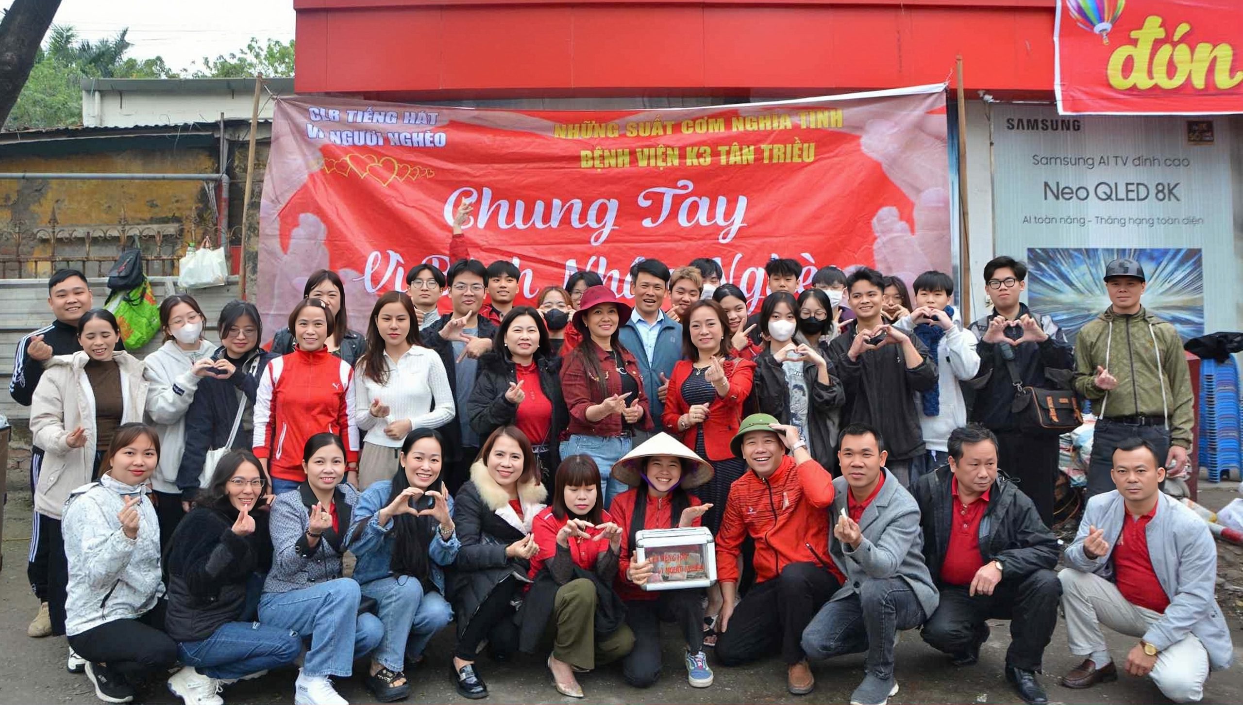 Ảnh 2. Bùi Vũ Trung Hiếu cùng Đội Sinh viên tình nguyện ngành Hóa - Đại học Bách khoa Hà Nội gửi gắm tình yêu thương trong từng suất cơm miễn phí đến các bệnh nhân tại Bệnh viện K3 Tân Triều (Ảnh: NVCC)