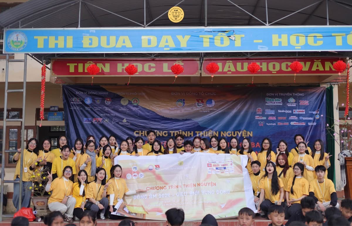 Ảnh 2. Đội Sinh viên tình nguyện Nghệ An thực hiện dự án “Đông Ấm 2024 - Gieo ánh hừng đông” tại xã Huồi Tụ, huyện Kỳ Sơn, tỉnh Nghệ An (nay là xã Huồi Tụ, tỉnh Nghệ An) (Ảnh: Fanpage Đội SVTN Nghệ An tại Học viện Báo chí và Tuyên truyền)