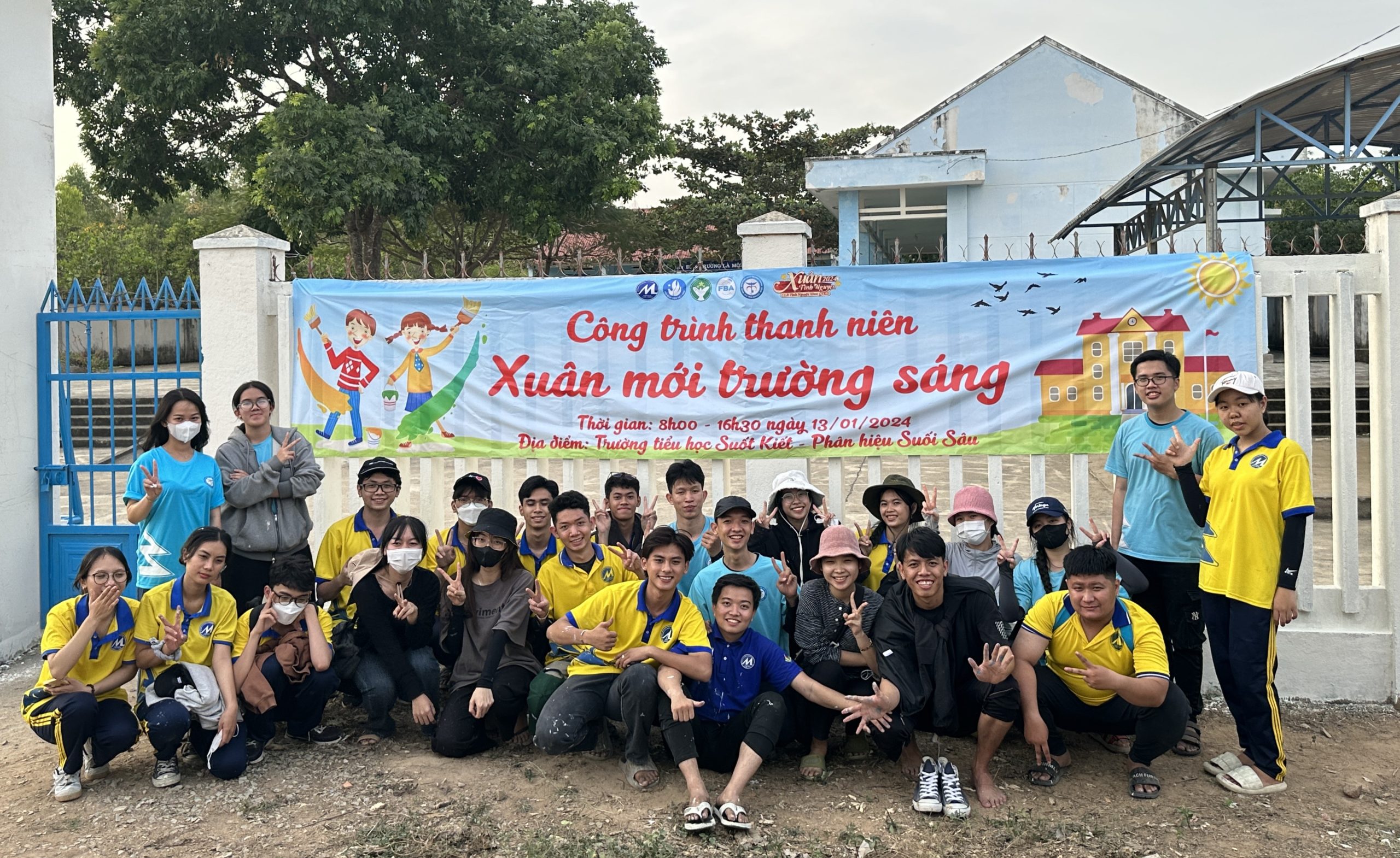 Ảnh 2. CLB Tình Nguyện Khoa Quản trị Kinh doanh thực hiện công trình thanh niên “Xuân mới trường sáng” trong khuôn khổ của chương trình “Xuân Suối Kiết – Viết nghĩa tình” (Ảnh: NVCC)