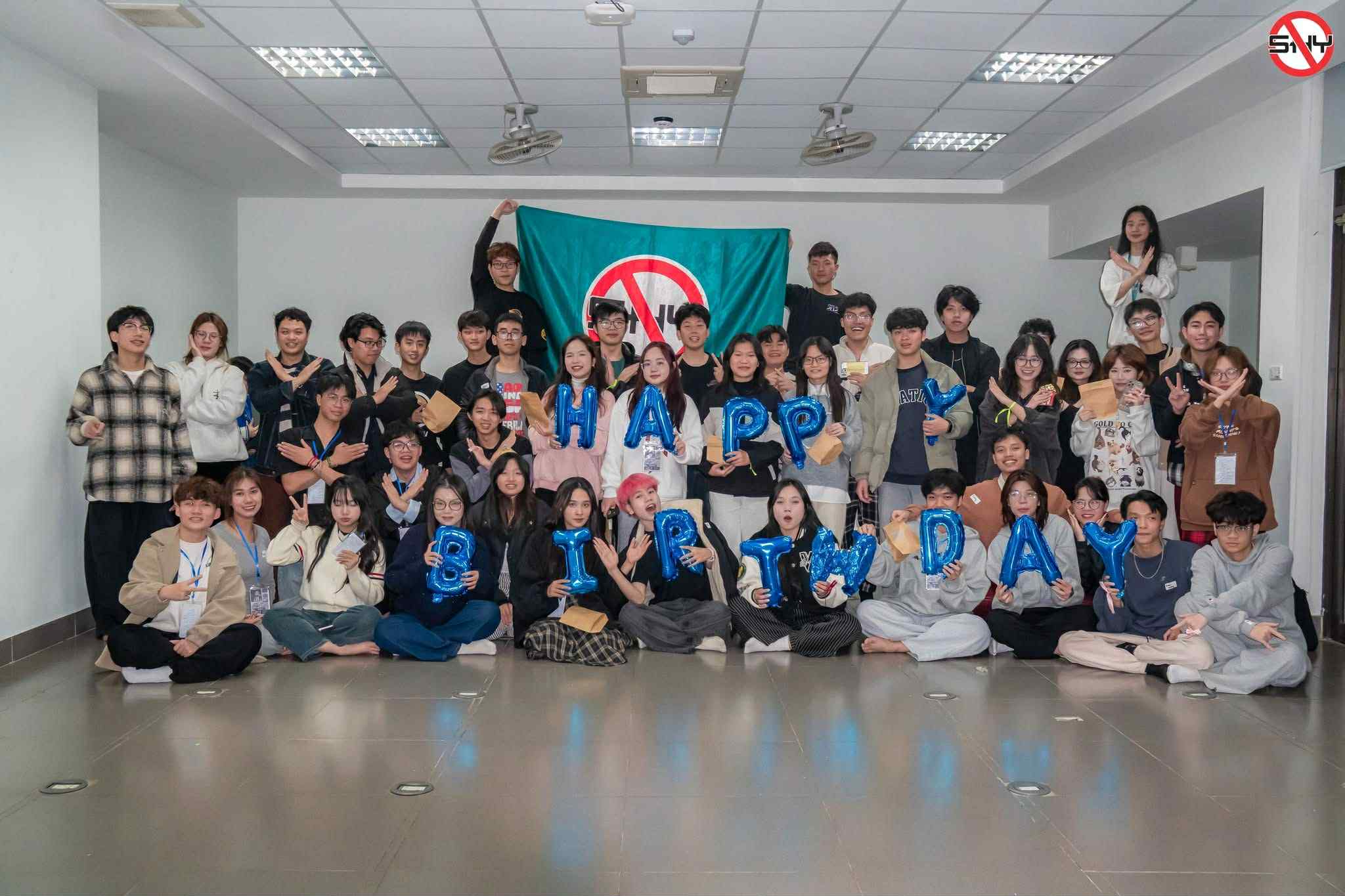 Ảnh 2. Tuệ Văn (ngồi hàng đầu, thứ tư từ trái sang) cùng No Shy Club tổ chức sinh nhật cho các thành viên có ngày sinh vào mùa hè (Ảnh:No Shy Club)