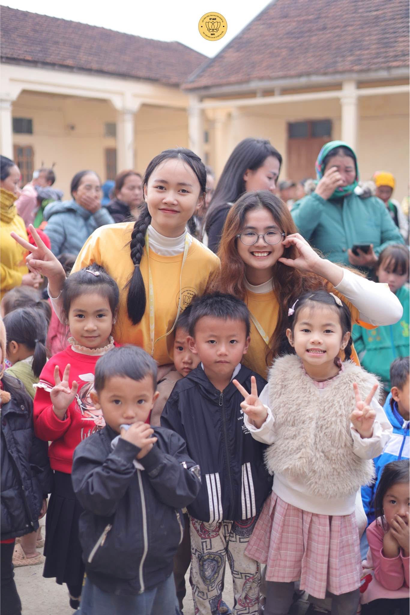 Ảnh 5. Niềm hạnh phúc của Bảo Ngọc (ngoài cùng bên phải) là được nhìn nụ cười tươi tắn trên môi các em (Ảnh: Fanpage Đội SVTN Nghệ An tại Học viện Báo chí và Tuyên truyền)