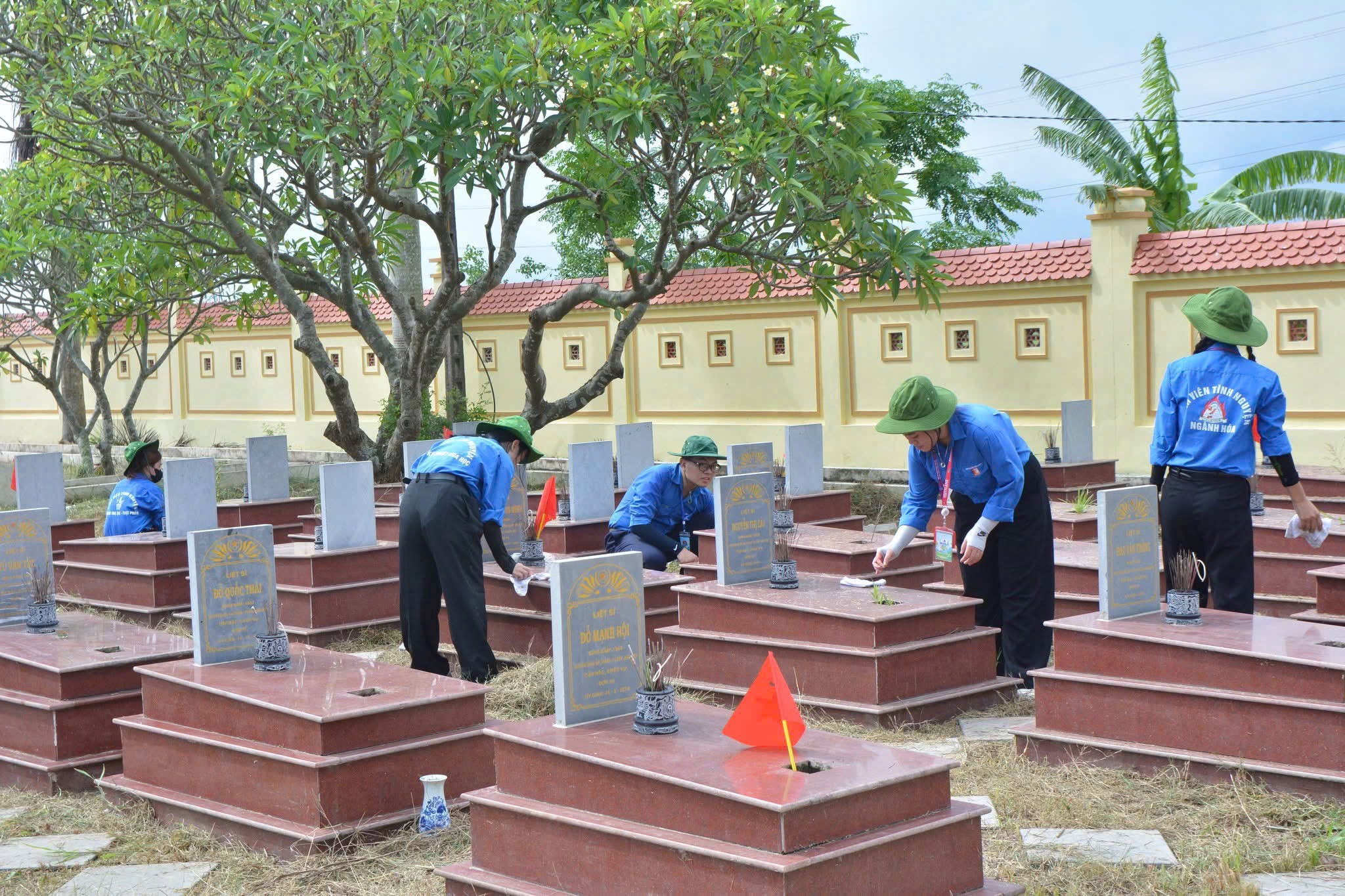 Ảnh 5. Đội Sinh viên tình nguyện ngành Hóa cùng nhau dọn dẹp nghĩa trang và chăm sóc phần mộ liệt sĩ với lòng biết ơn và sự tri ân sâu sắc nhất (Ảnh: NVCC)