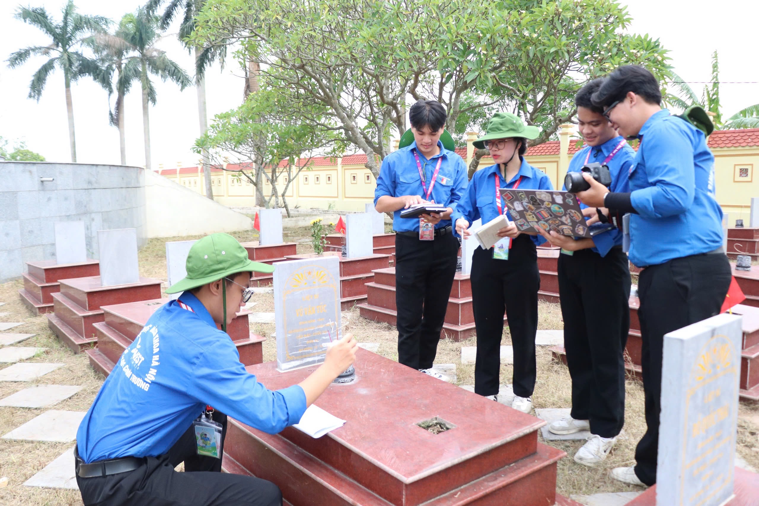 Ảnh 6. Trung Hiếu (ngoài cùng bên phải) cùng Đội đã sử dụng kĩ thuật số để thực hiện công trình số hóa tại nghĩa trang các xã (Ảnh: NVCC)