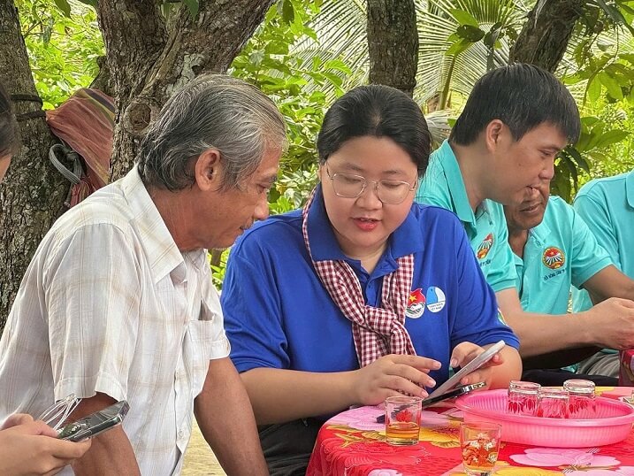 Hình 2: Chị Mỹ Hạnh cùng CLB hỗ trợ chuyển đổi số tại các địa phương (Ảnh NVCC)