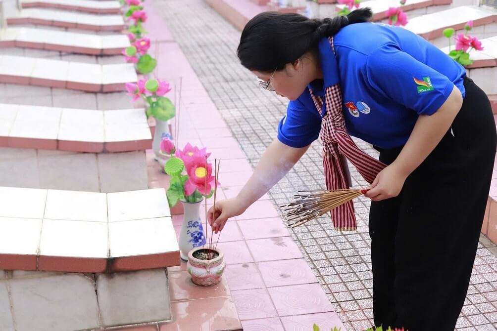 Hình 1: Chị Mỹ Hạnh trong khuôn khổ hoạt động thắp nến tri ân các anh hùng liệt sỹ (Ảnh NVCC)