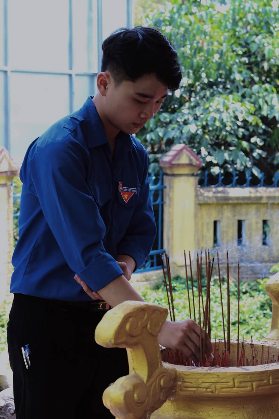 Ảnh 2: Nhóm Thắp Sáng Sao Trời trao quà trong dự án Bước Chân Vùng Cao (Ảnh: NVCC)