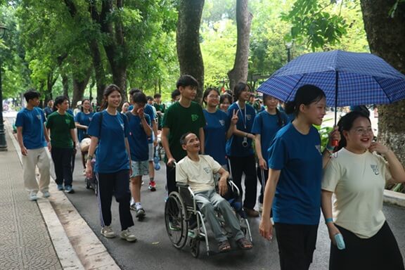 ảnh 2: Các runners cùng người khuyết tật tham gia đường chạy