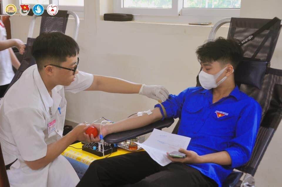 Ảnh 3: Hoạt động hiến máu tại địa phương của anh Tiên (Ảnh: NVCC)