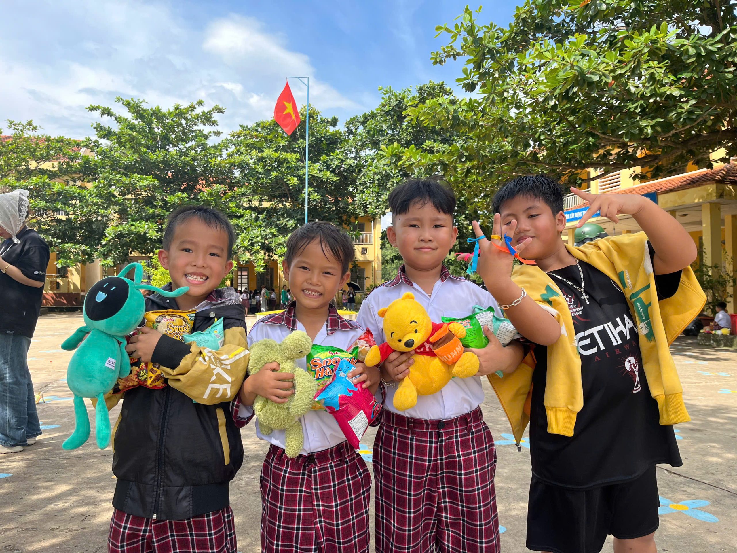 Ảnh 2. Trong khuôn khổ chiến dịch “Trung thu yêu thương: Em Mơ mùa 5 – “Trăng về làng”, các em nhỏ phấn khởi nhận quà sau khi tham gia gian hàng trải nghiệm trò chơi Việt Nam - Hàn Quốc (Ảnh: NVCC)