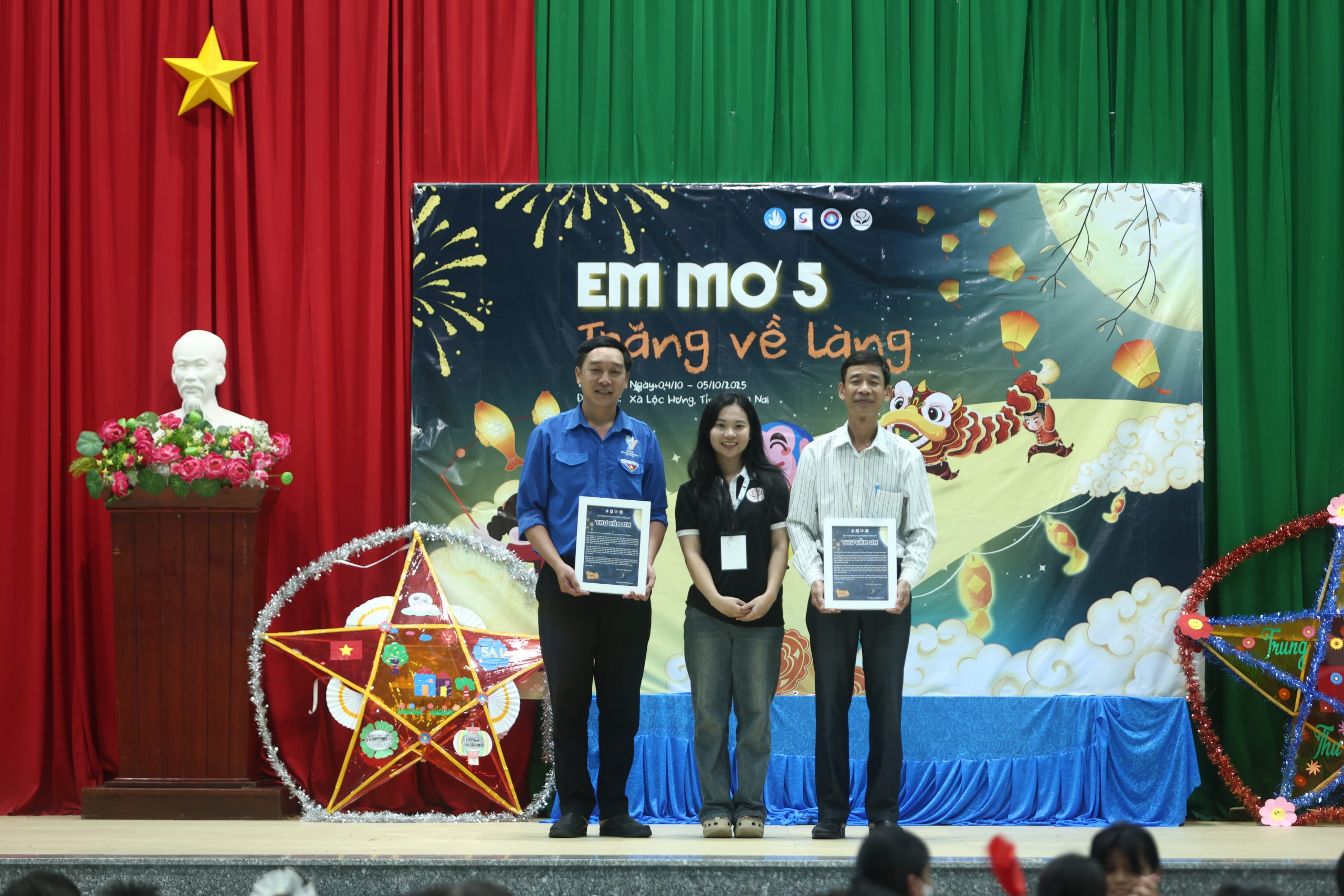 Ảnh 4. Trong đêm “Vui hội trăng rằm”, Phương Duy (ở giữa) trao tặng thư cảm ơn đến anh Đinh Thái Linh - Bí thư Đoàn xã Lộc Hưng (bên trái) và thầy Trần Văn Phương - Hiệu trưởng Trường Tiểu học Lộc Hưng (bên phải) (Ảnh: NVCC)