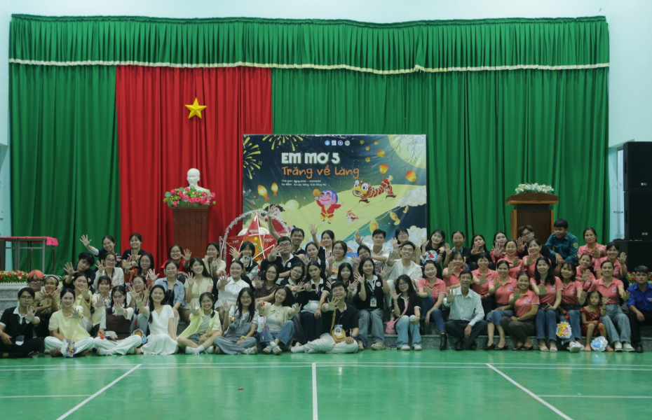 Ảnh 5. Khép lại hành trình rực rỡ mang tên “Trăng về làng”, các thành viên trong CLB Tình nguyện Heart To Heart cùng nhau chụp ảnh lưu niệm và chuẩn bị tinh thần cho những chuyến đi mới (Ảnh: NVCC)