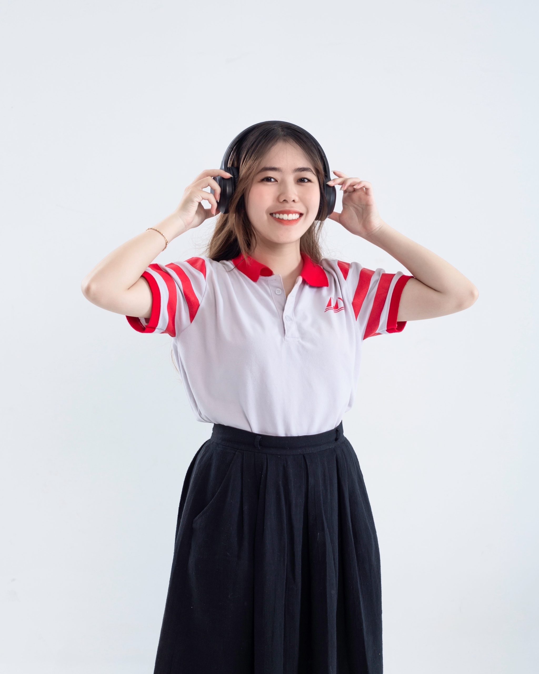 Ảnh 1. Nguyễn Ngọc Phương Anh - Cô gái chắp cánh ước mơ cho trẻ em Cà Dy (Ảnh: NVCC)